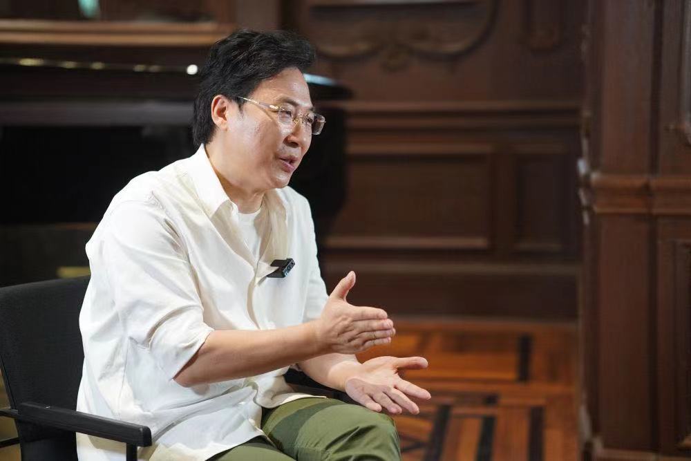 2024年7月9日，上海音乐学院院长、著名歌唱家廖昌永在校园内的上海城市音乐会客厅“镜厅”接受专访。.jpg