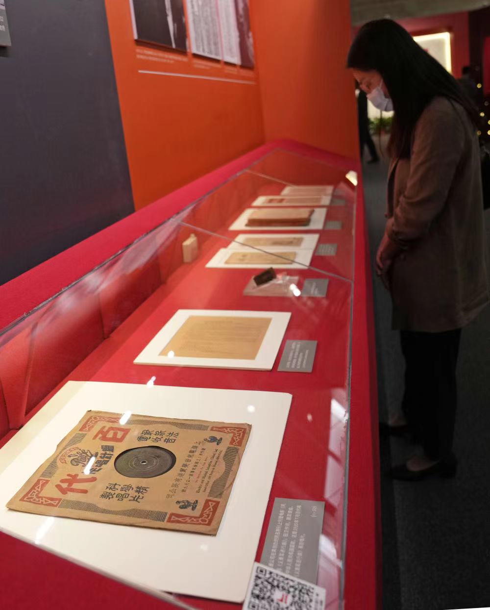 2022年9月29日，“迎二十大上海红色文物史料展”开幕，现场展出了首版《义勇军进行曲》黑胶唱片。.jpg