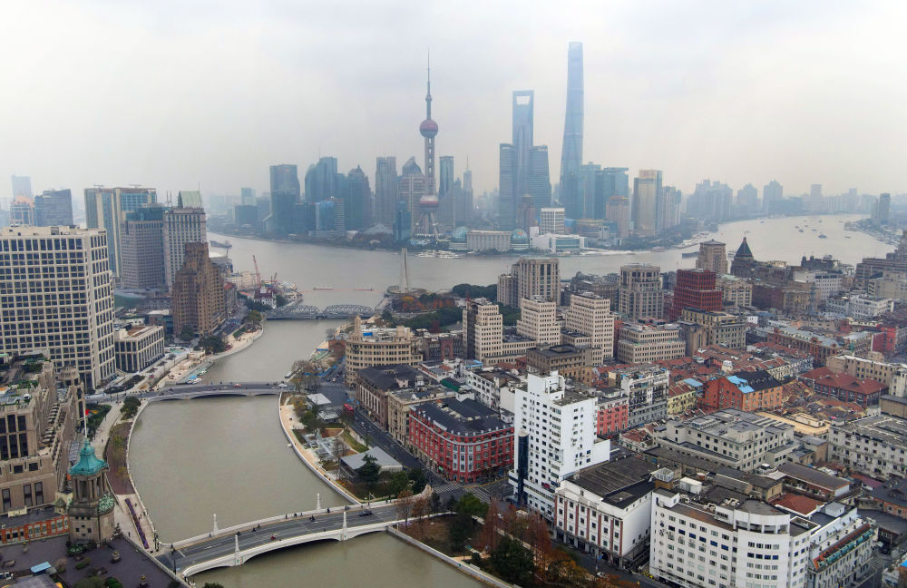 从空中俯瞰苏州河（下）与黄浦江的交汇处。.jpg